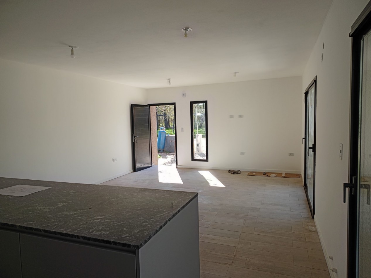 VENDO CASA 2 DORM. B° VILLA CATALINA. A ESTRENAR.