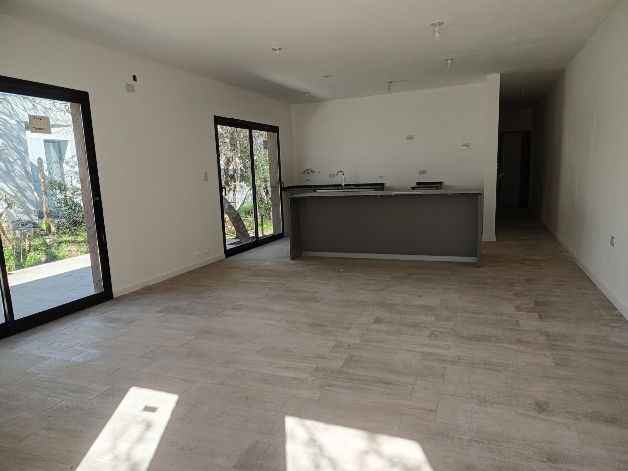 VENDO CASA 2 DORM. B° VILLA CATALINA. A ESTRENAR.