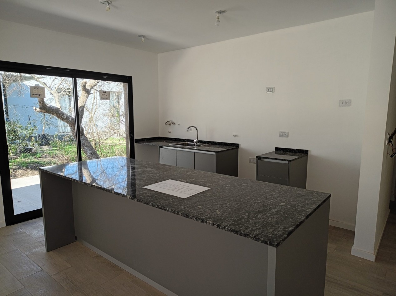 VENDO CASA 2 DORM. B° VILLA CATALINA. A ESTRENAR.