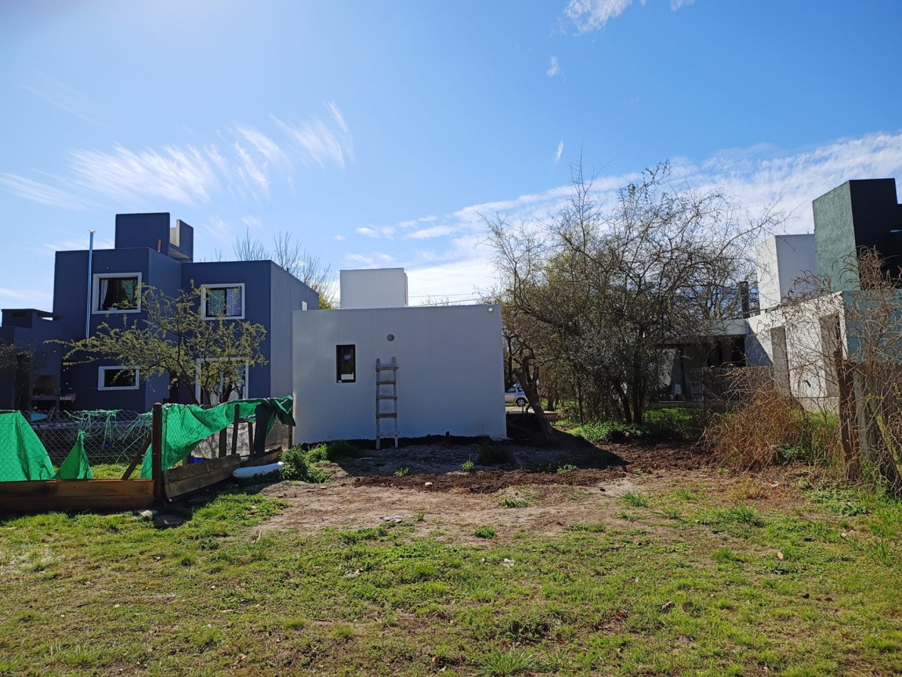 VENDO CASA 2 DORM. B° VILLA CATALINA. A ESTRENAR.