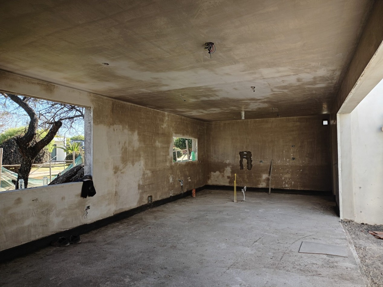 VENDO CASA 3 DORM. + OFICINA A ESTRENAR B° BELA VISTA. 