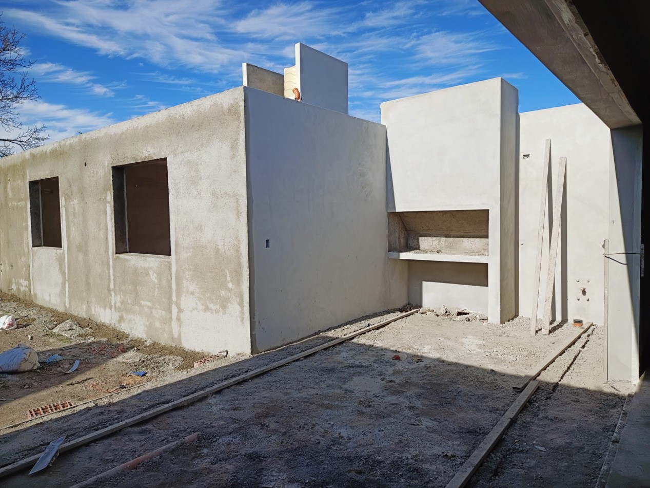 VENDO CASA 3 DORM. + OFICINA A ESTRENAR B° BELA VISTA. 