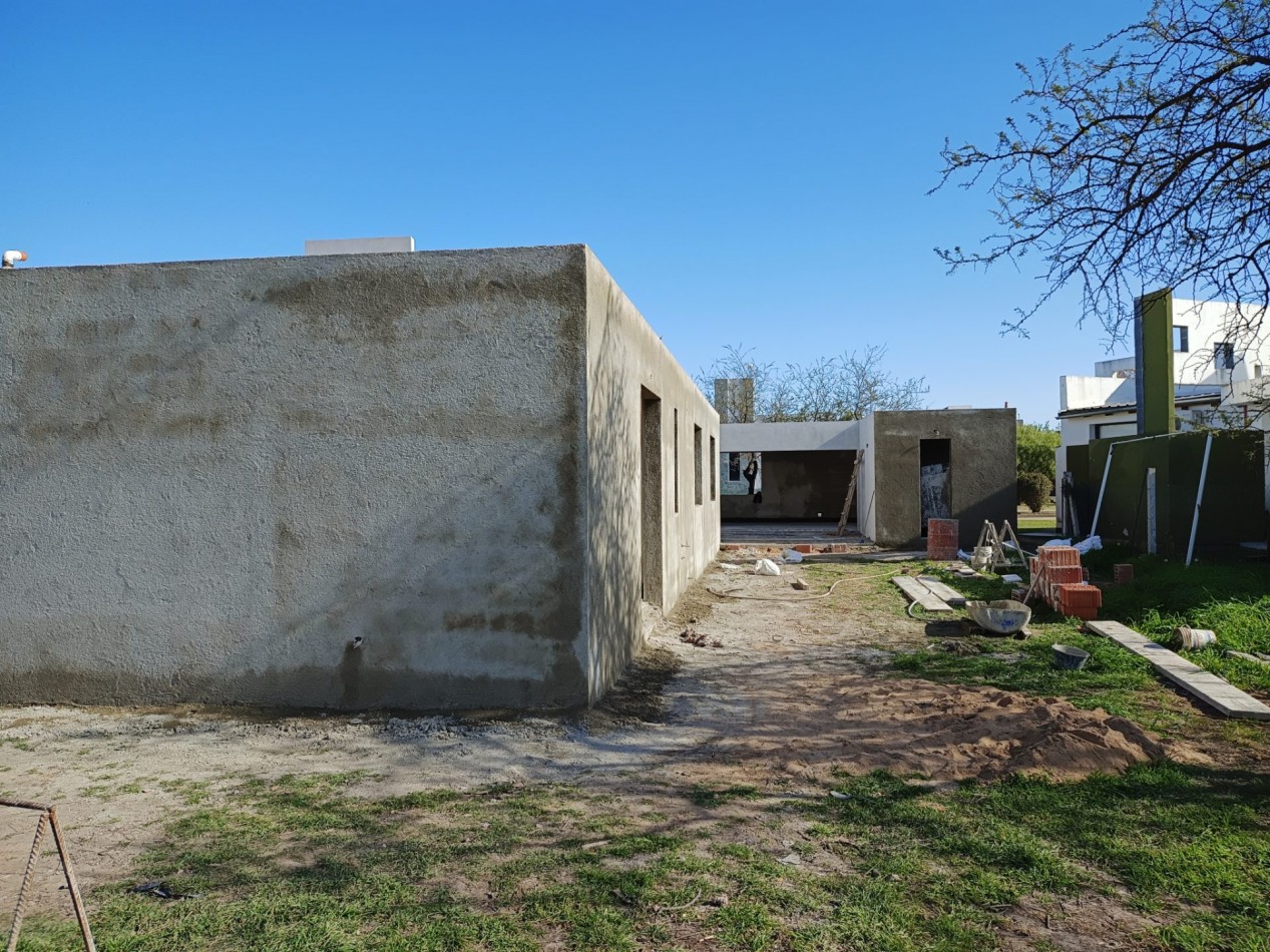 VENDO CASA 3 DORM. + OFICINA A ESTRENAR B° BELA VISTA. 