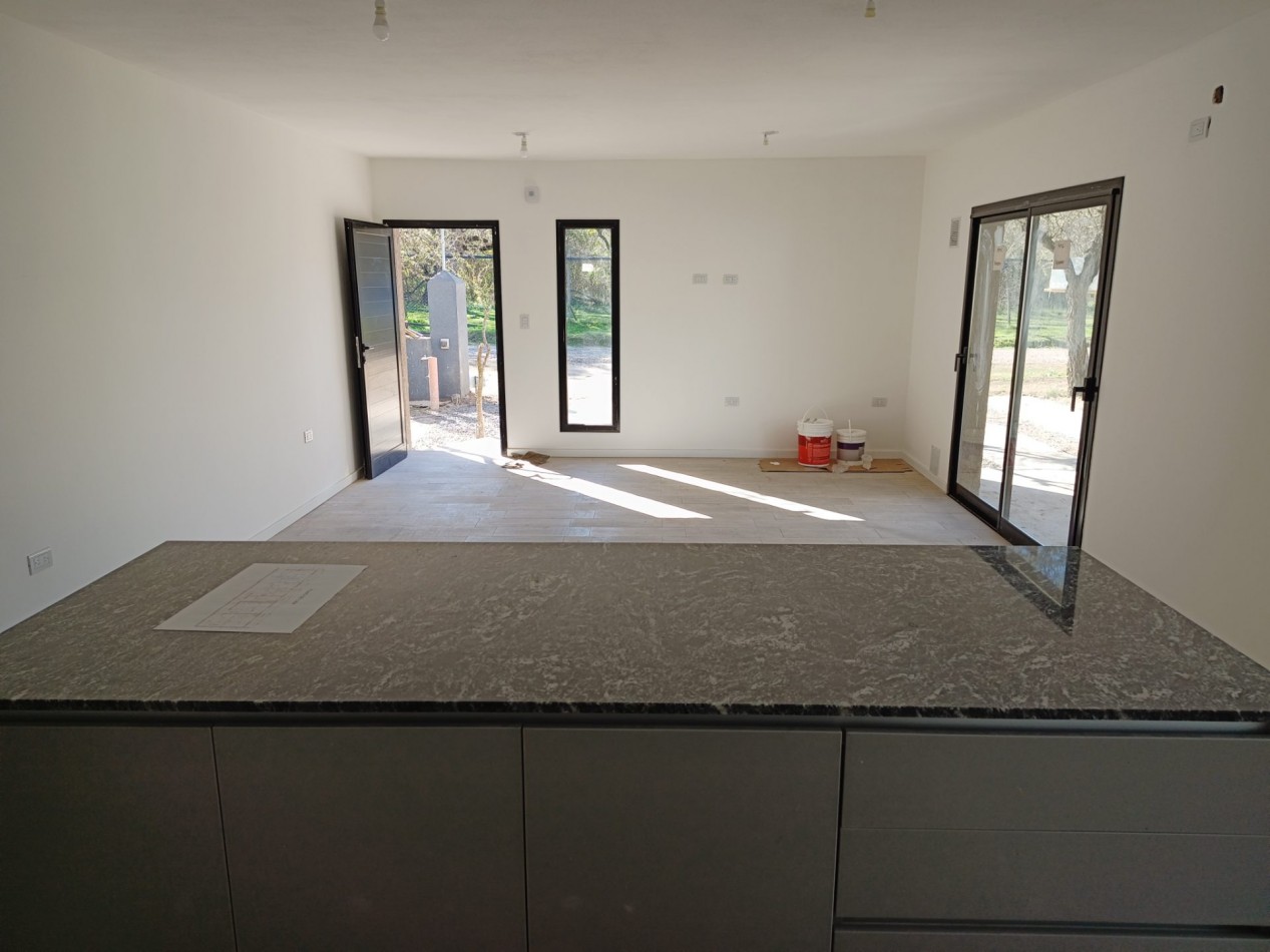 VENDO CASA 2 DORM. B° VILLA CATALINA. A ESTRENAR.