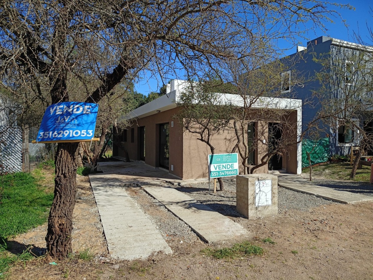 VENDO CASA 2 DORM. B° VILLA CATALINA. A ESTRENAR.