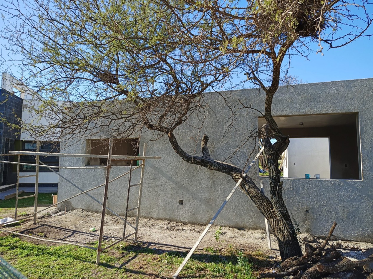 VENDO CASA 3 DORM. + OFICINA A ESTRENAR B° BELA VISTA. 