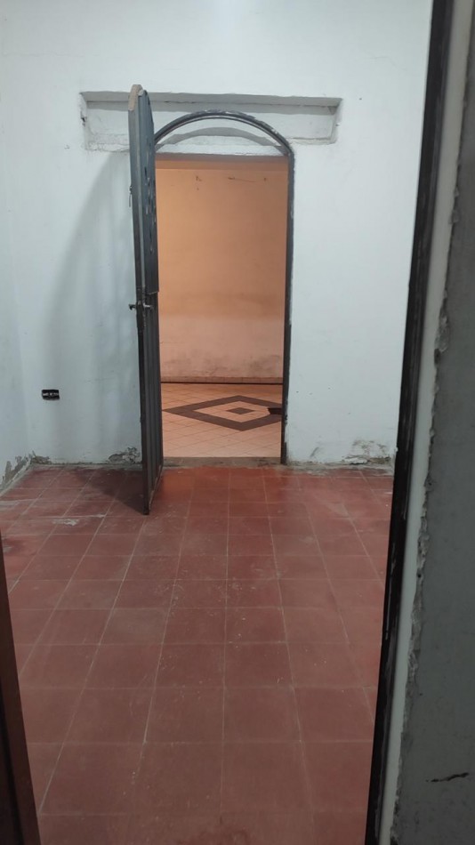 CASA EN VENTA A RECICLAR. 2 DORM. B° MARIANO FRAGUEIRO. C/ESCRITURA!!!