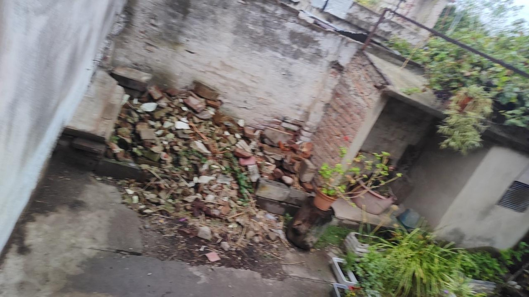 CASA EN VENTA A RECICLAR. 2 DORM. B° MARIANO FRAGUEIRO. C/ESCRITURA!!!