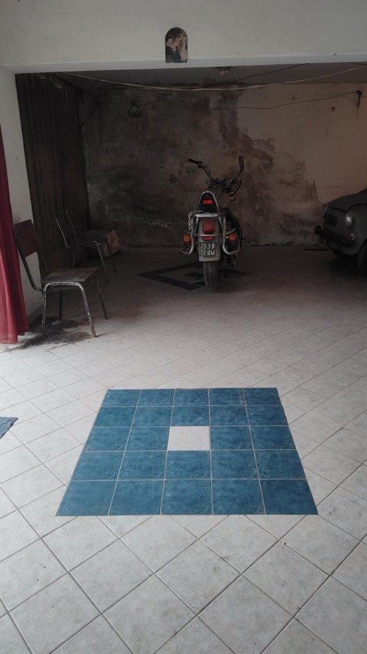CASA EN VENTA A RECICLAR. 2 DORM. B° MARIANO FRAGUEIRO. C/ESCRITURA!!!