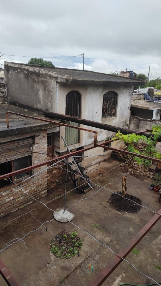 CASA EN VENTA A RECICLAR. 2 DORM. B° MARIANO FRAGUEIRO. C/ESCRITURA!!!