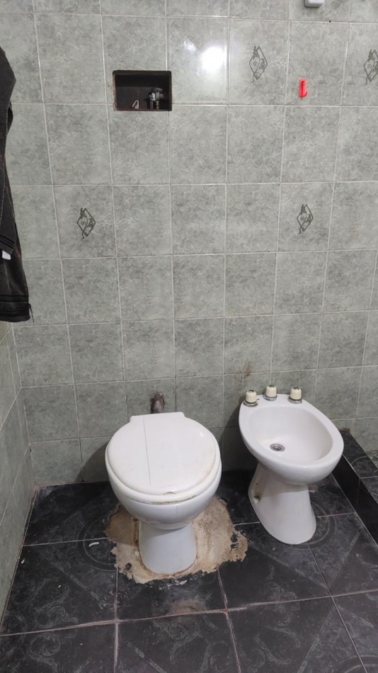 CASA EN VENTA A RECICLAR. 2 DORM. B° MARIANO FRAGUEIRO. C/ESCRITURA!!!