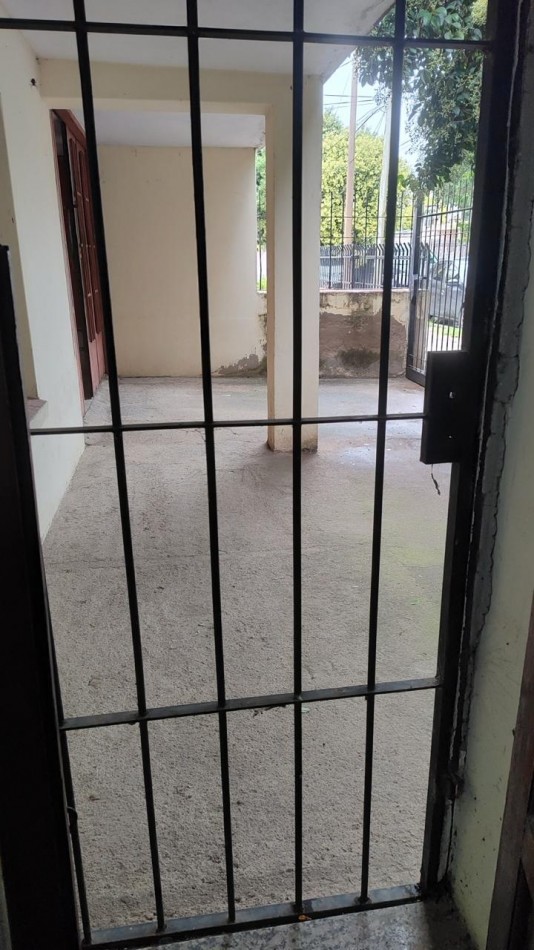 CASA EN VENTA A RECICLAR. 2 DORM. B° MARIANO FRAGUEIRO. C/ESCRITURA!!!