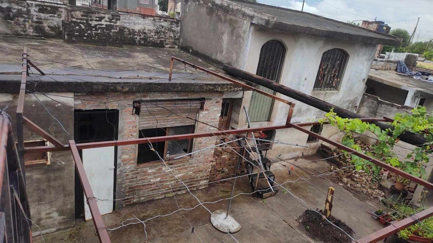 CASA EN VENTA A RECICLAR. 2 DORM. B° MARIANO FRAGUEIRO. C/ESCRITURA!!!