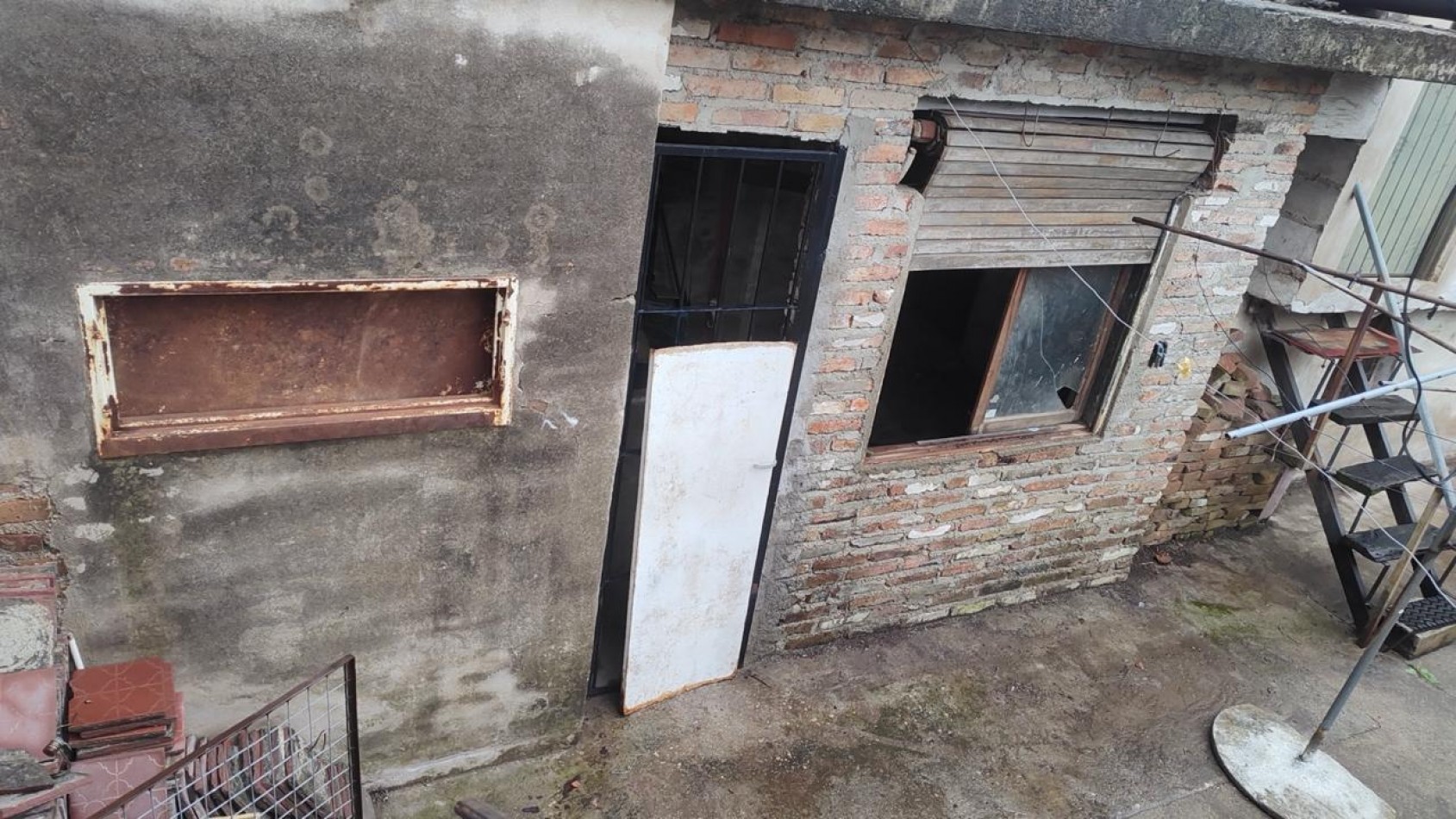 CASA EN VENTA A RECICLAR. 2 DORM. B° MARIANO FRAGUEIRO. C/ESCRITURA!!!