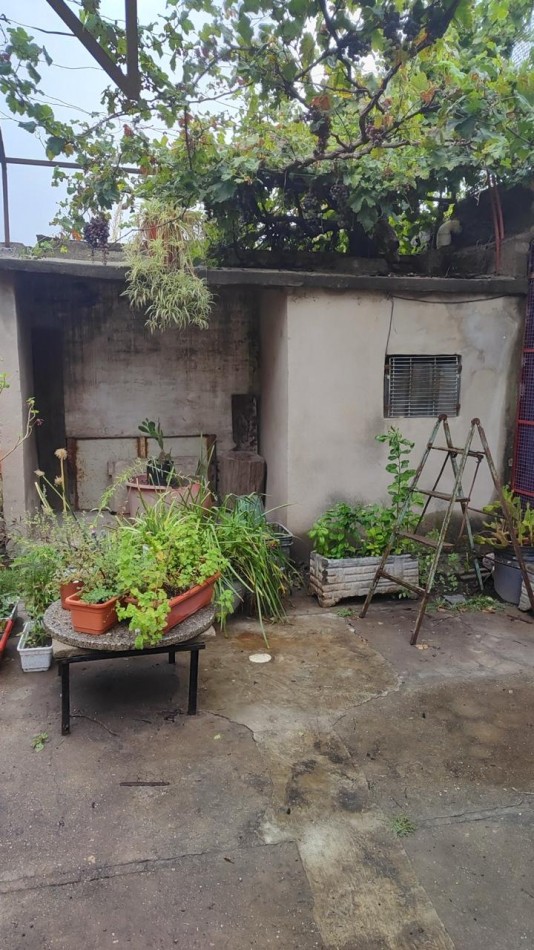 CASA EN VENTA A RECICLAR. 2 DORM. B° MARIANO FRAGUEIRO. C/ESCRITURA!!!