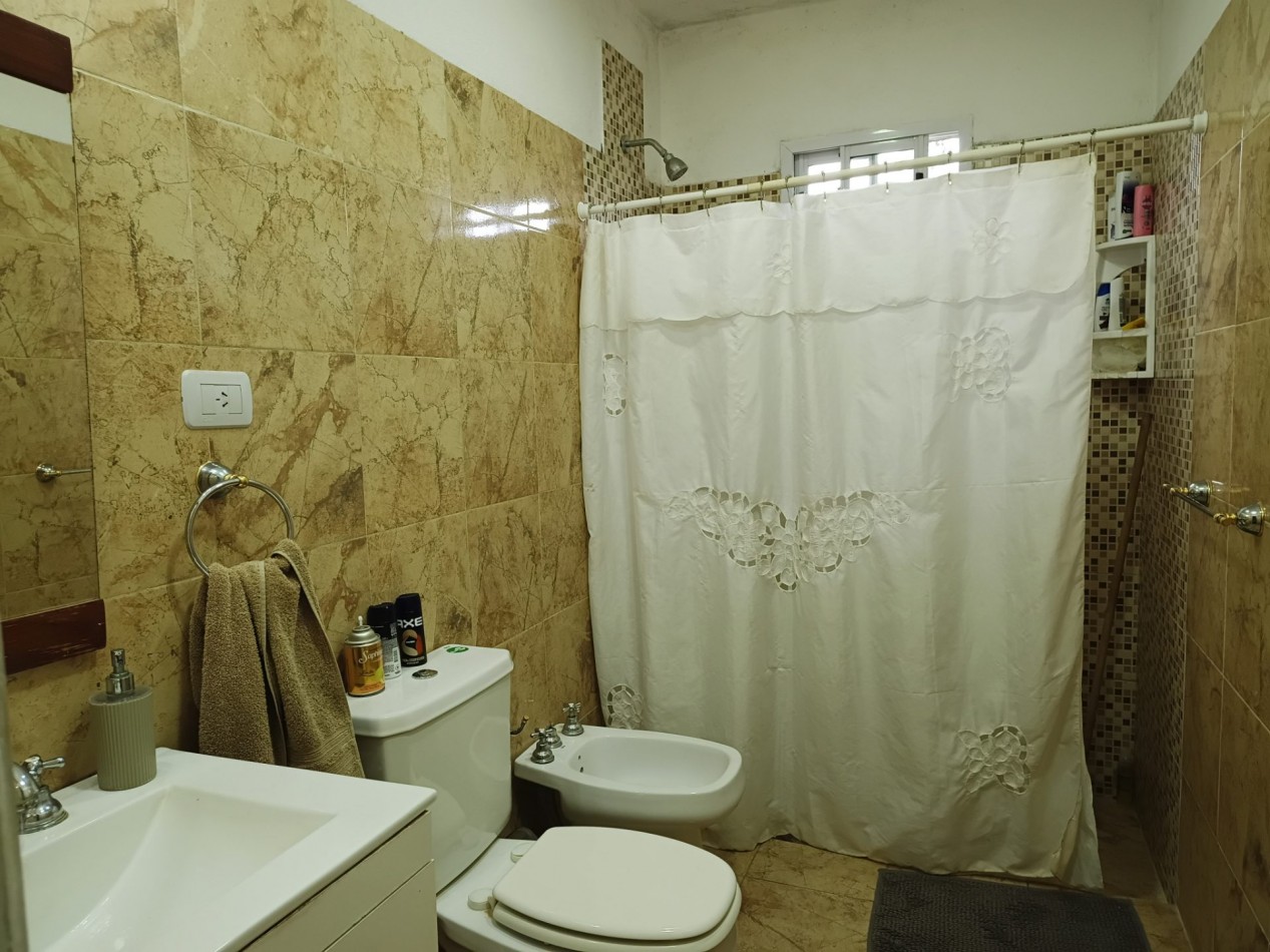 VENDO CASA 2 DOR. VILLA CATALINA. ESCRITURA Y OBRA DE GAS PAGADA.
