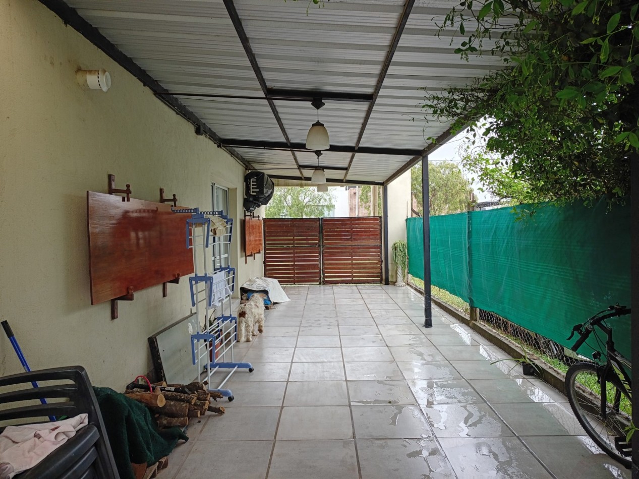VENDO CASA 2 DOR. VILLA CATALINA. ESCRITURA Y OBRA DE GAS PAGADA.