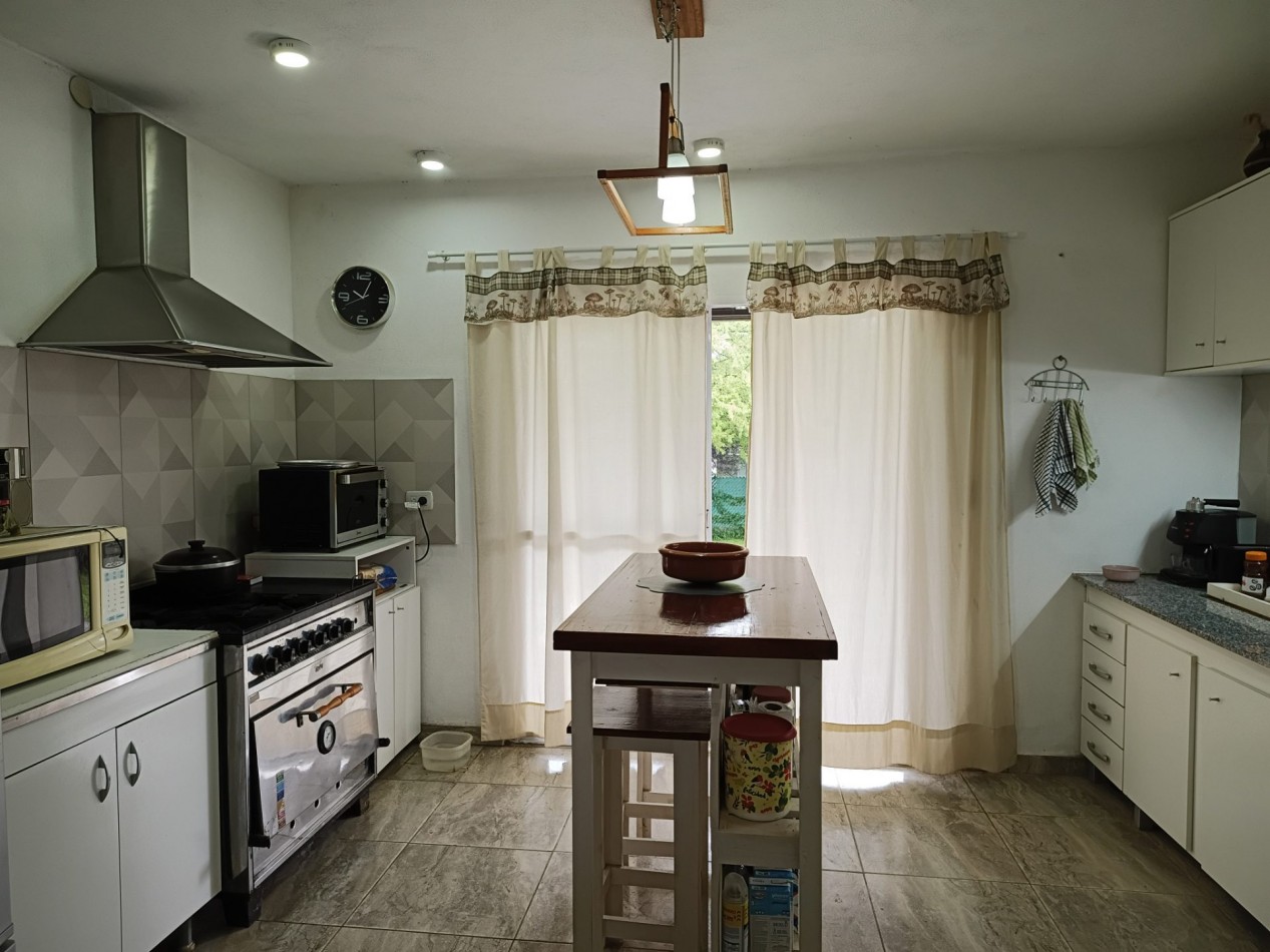 VENDO CASA 2 DOR. VILLA CATALINA. ESCRITURA Y OBRA DE GAS PAGADA.