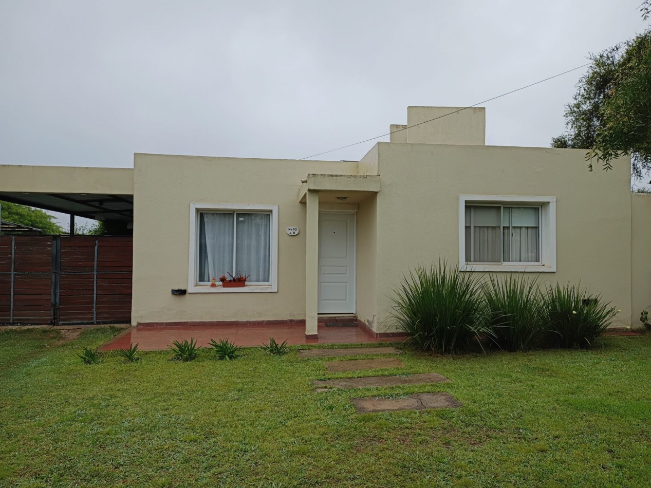 VENDO CASA 2 DOR. VILLA CATALINA. ESCRITURA Y OBRA DE GAS PAGADA.