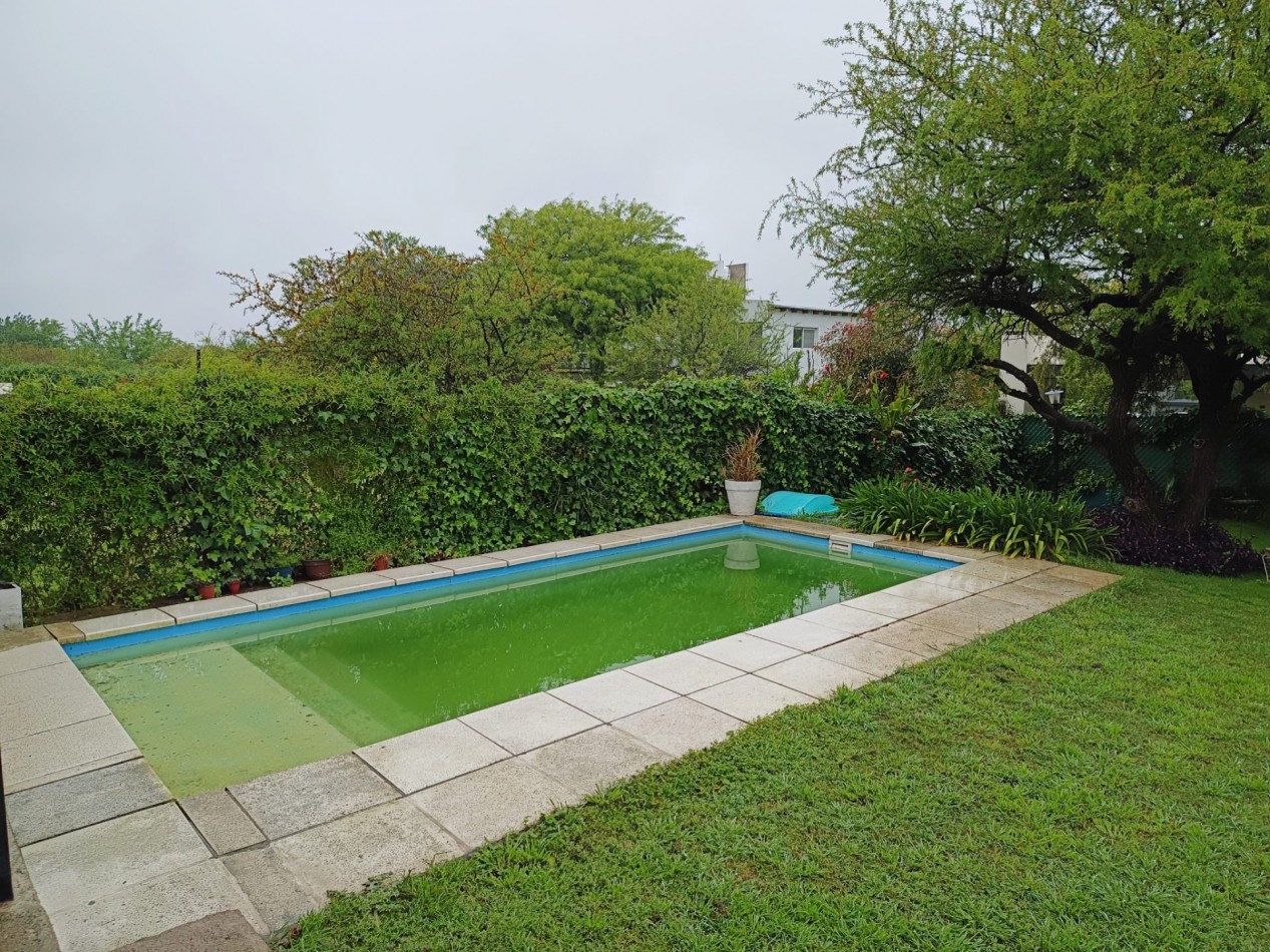 VENDO CASA 2 DOR. VILLA CATALINA. ESCRITURA Y OBRA DE GAS PAGADA.