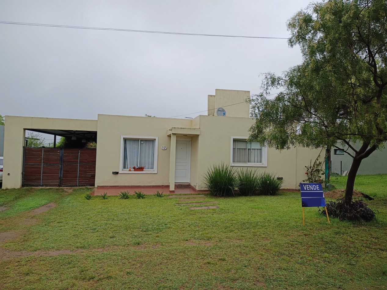 VENDO CASA 2 DOR. VILLA CATALINA. ESCRITURA Y OBRA DE GAS PAGADA.