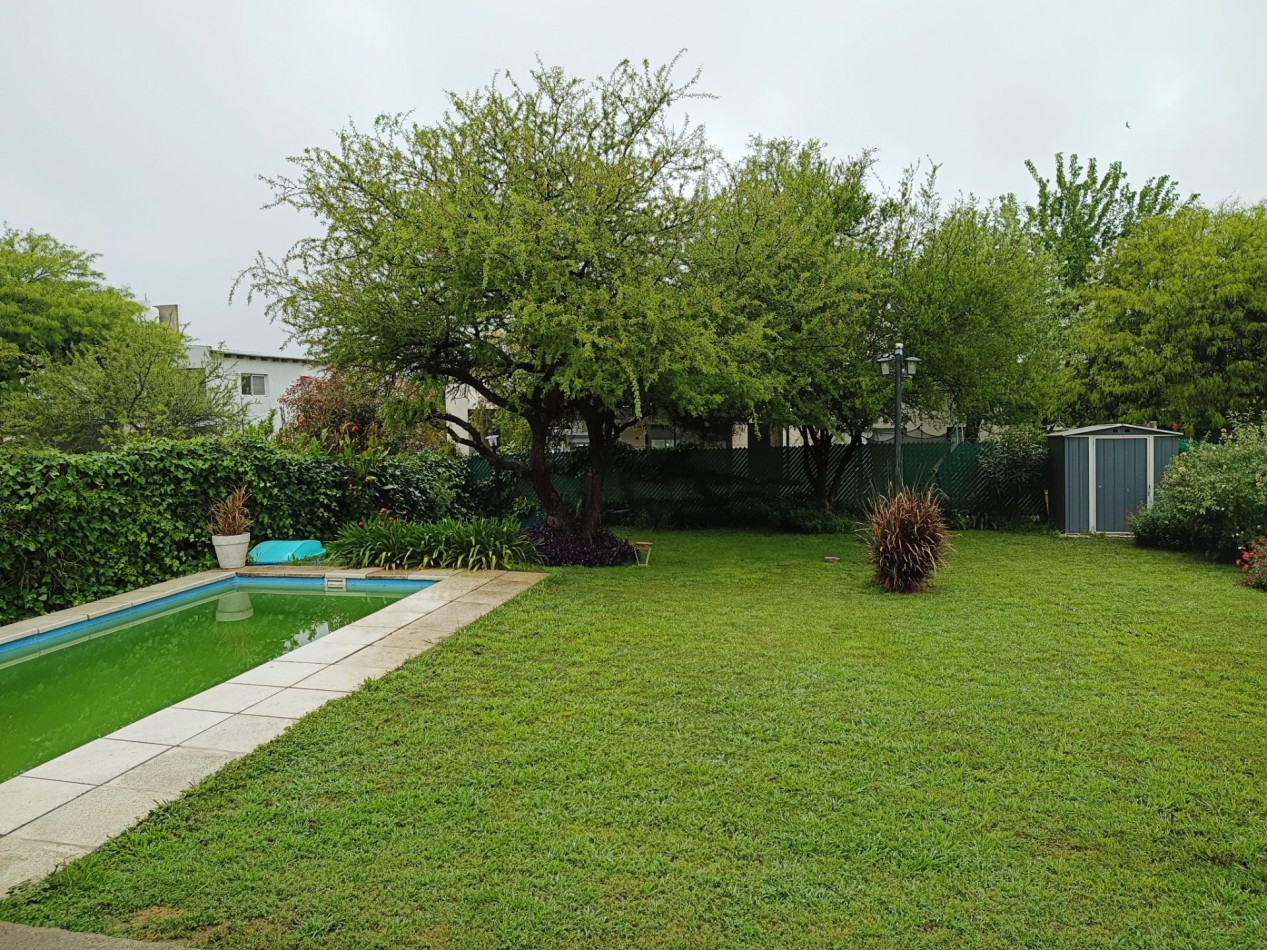 VENDO CASA 2 DOR. VILLA CATALINA. ESCRITURA Y OBRA DE GAS PAGADA.
