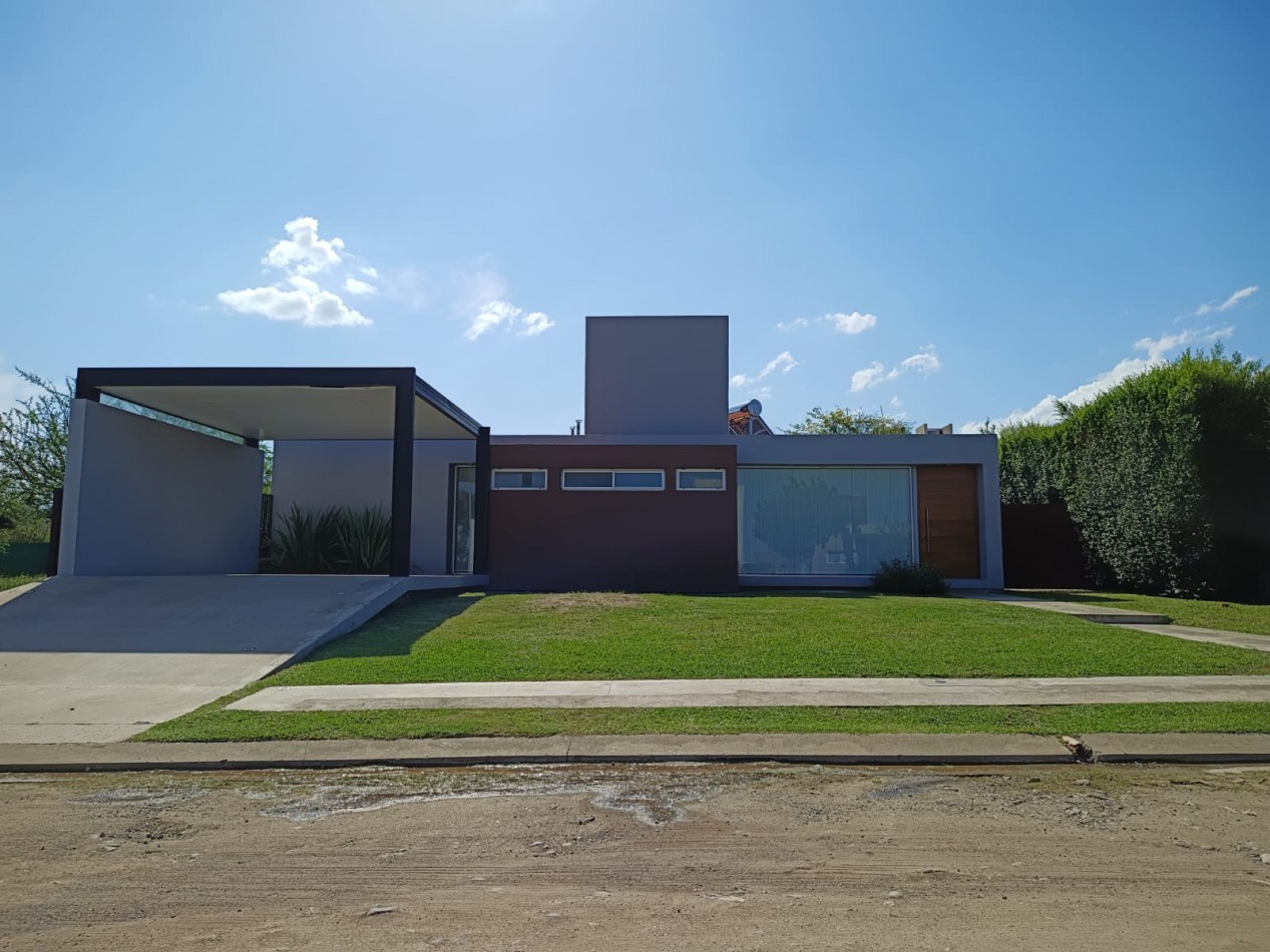 VENDO MODERNA CASA 2 DORM. + PILETA Y QUINCHO B° BELA VISTA. APTO CREDITO