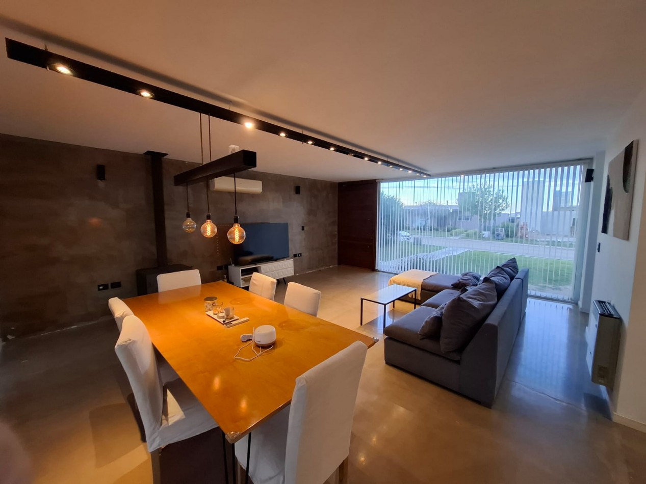 VENDO MODERNA CASA 2 DORM. + PILETA Y QUINCHO B° BELA VISTA. APTO CREDITO