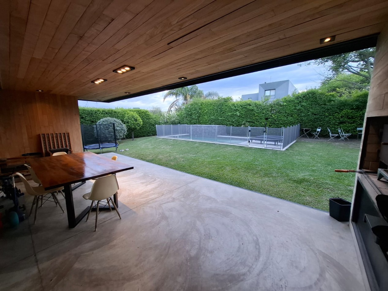 VENDO MODERNA CASA 2 DORM. + PILETA Y QUINCHO B° BELA VISTA. APTO CREDITO