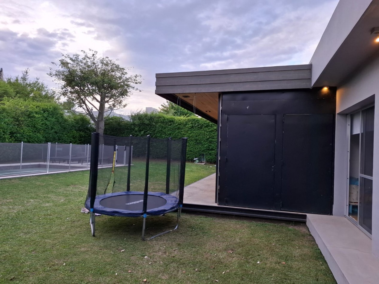 VENDO MODERNA CASA 2 DORM. + PILETA Y QUINCHO B° BELA VISTA. APTO CREDITO