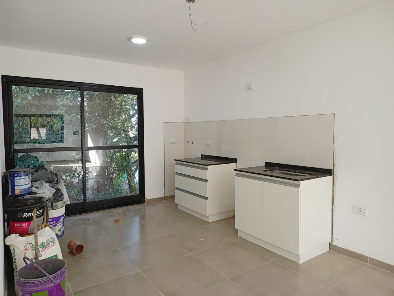 ALQUILO CASA 2 DORM. B° VILLA CATALINA. A ESTRENAR.
