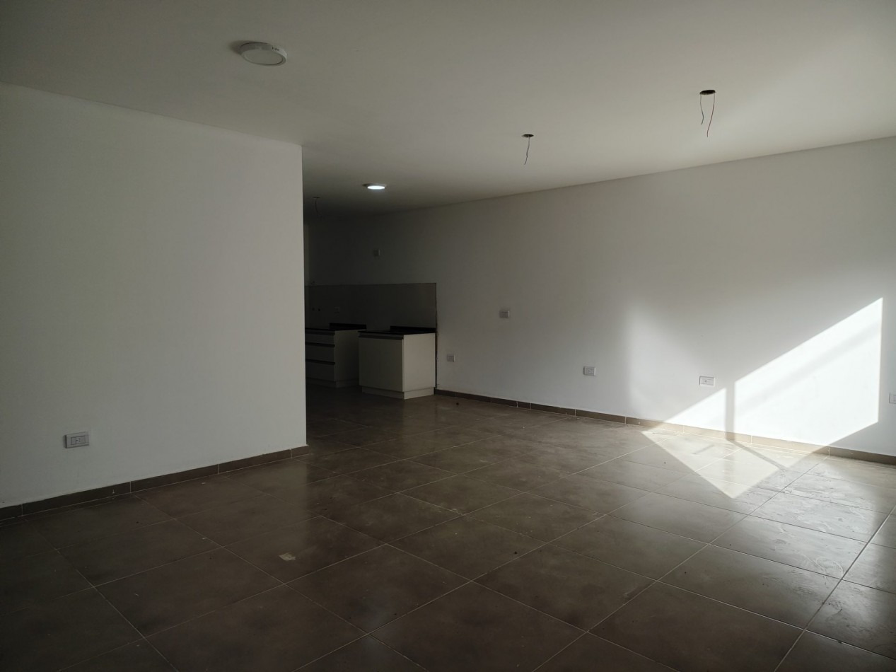 ALQUILO CASA 2 DORM. B° VILLA CATALINA. A ESTRENAR.