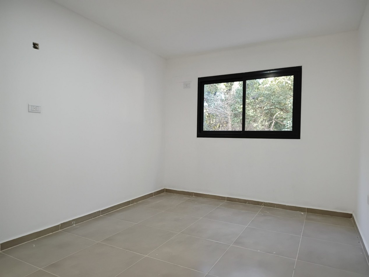 ALQUILO CASA 2 DORM. B° VILLA CATALINA. A ESTRENAR.