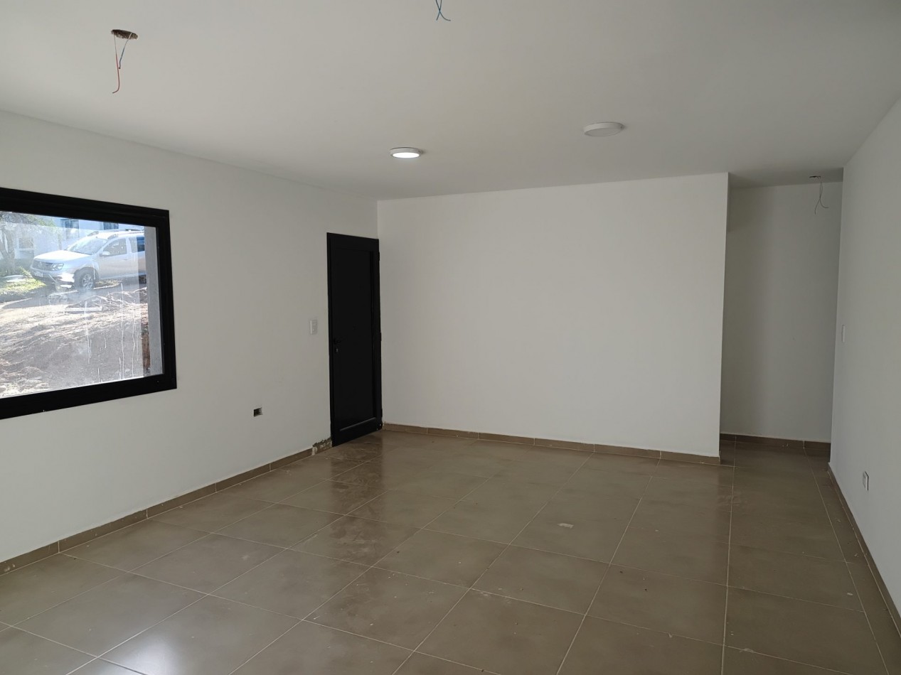 ALQUILO CASA 2 DORM. B° VILLA CATALINA. A ESTRENAR.