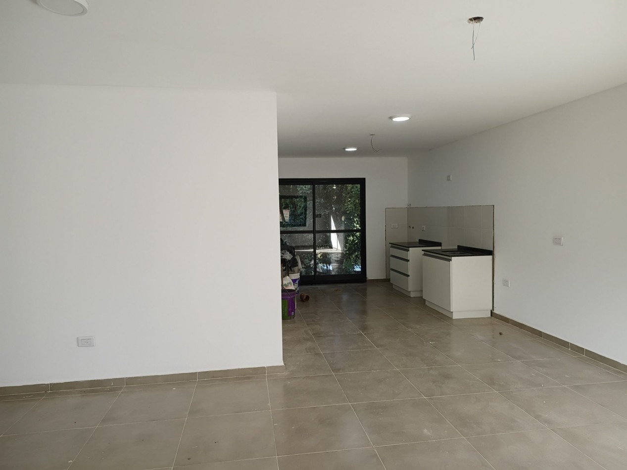 ALQUILO CASA 2 DORM. B° VILLA CATALINA. A ESTRENAR.