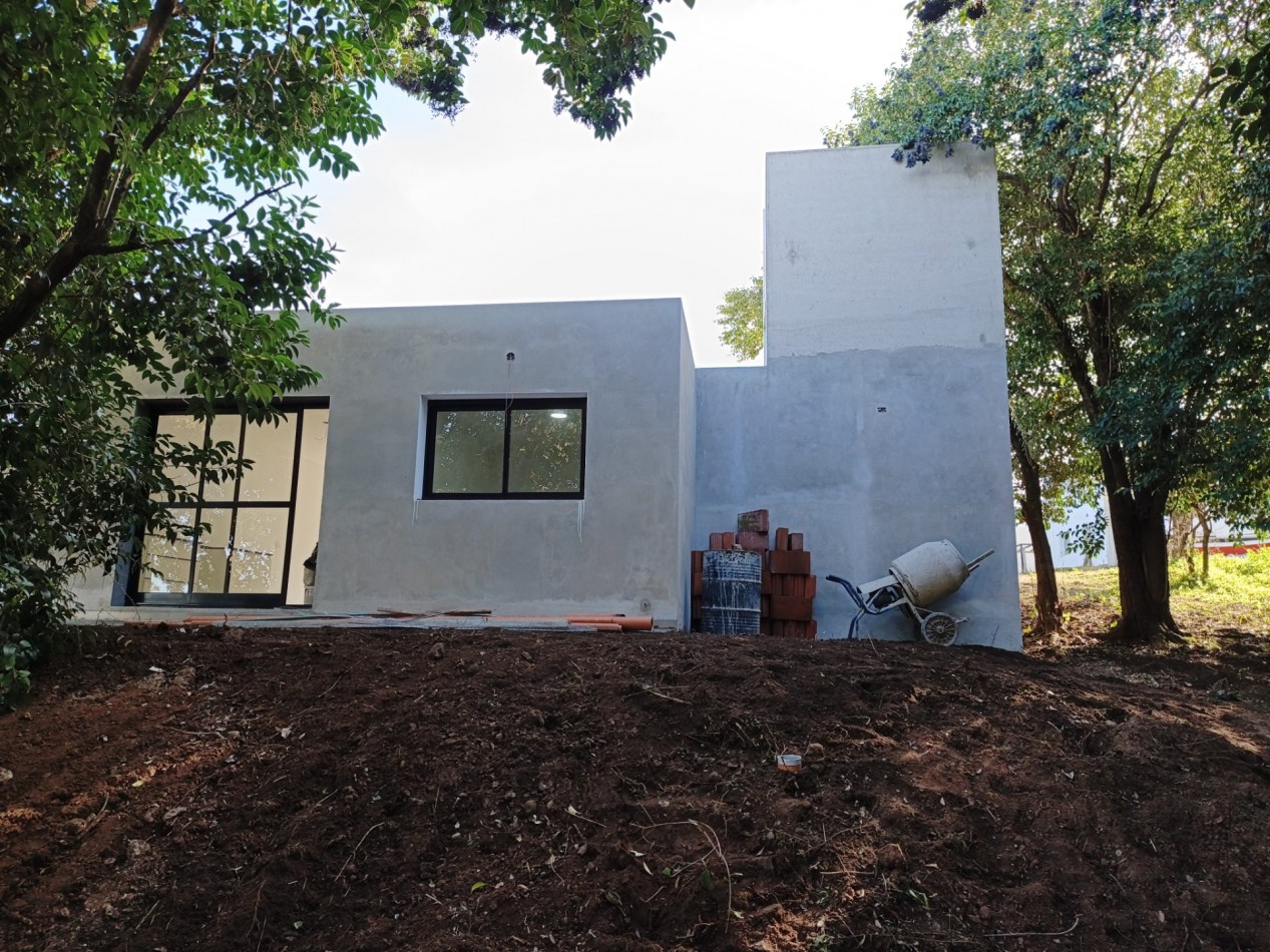 ALQUILO CASA 2 DORM. B° VILLA CATALINA. A ESTRENAR.