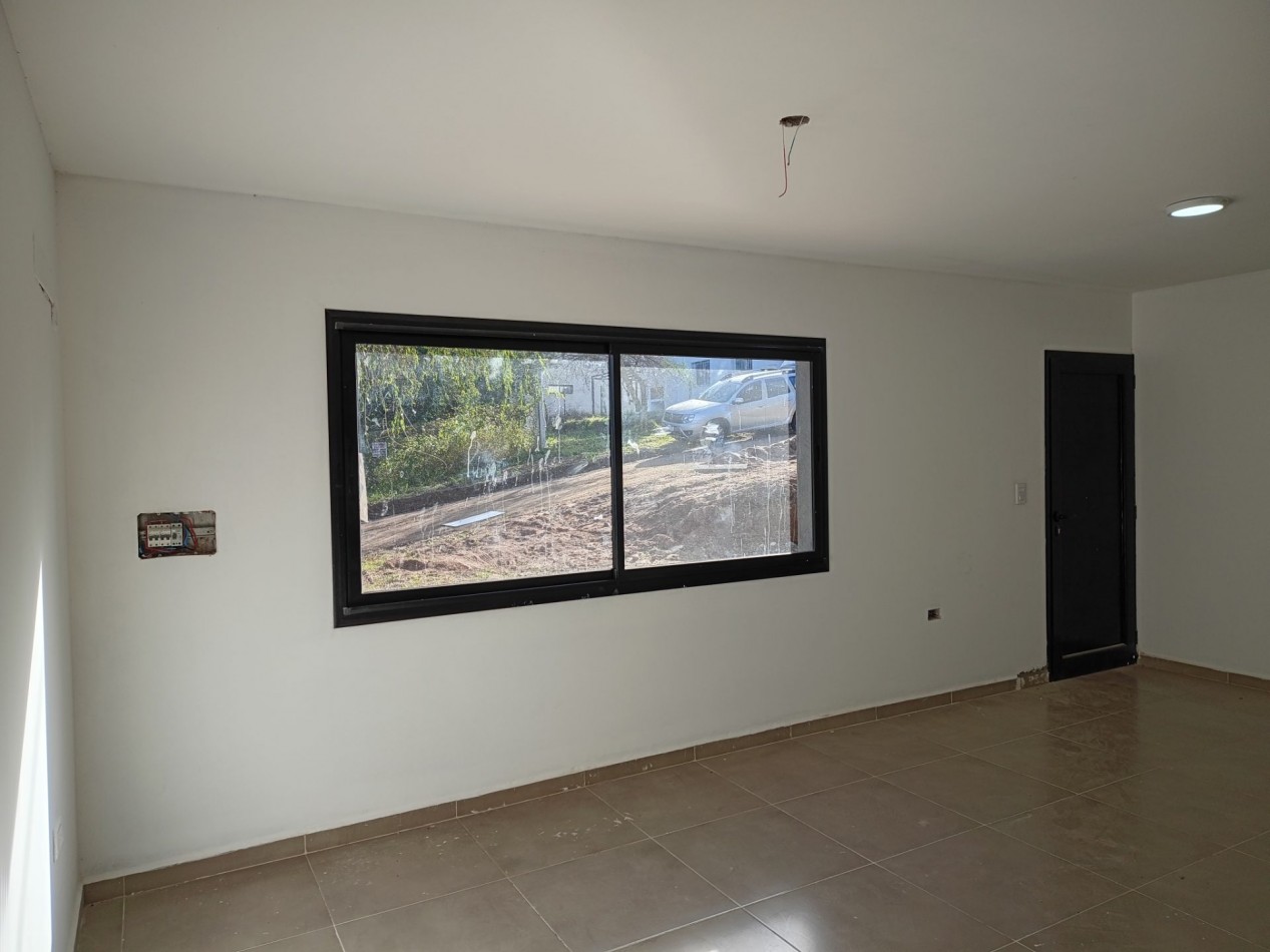 ALQUILO CASA 2 DORM. B° VILLA CATALINA. A ESTRENAR.