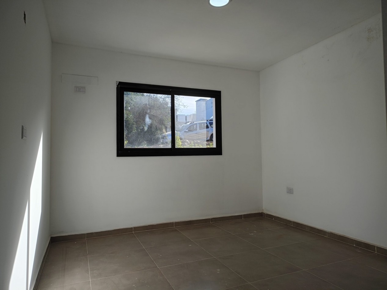 ALQUILO CASA 2 DORM. B° VILLA CATALINA. A ESTRENAR.