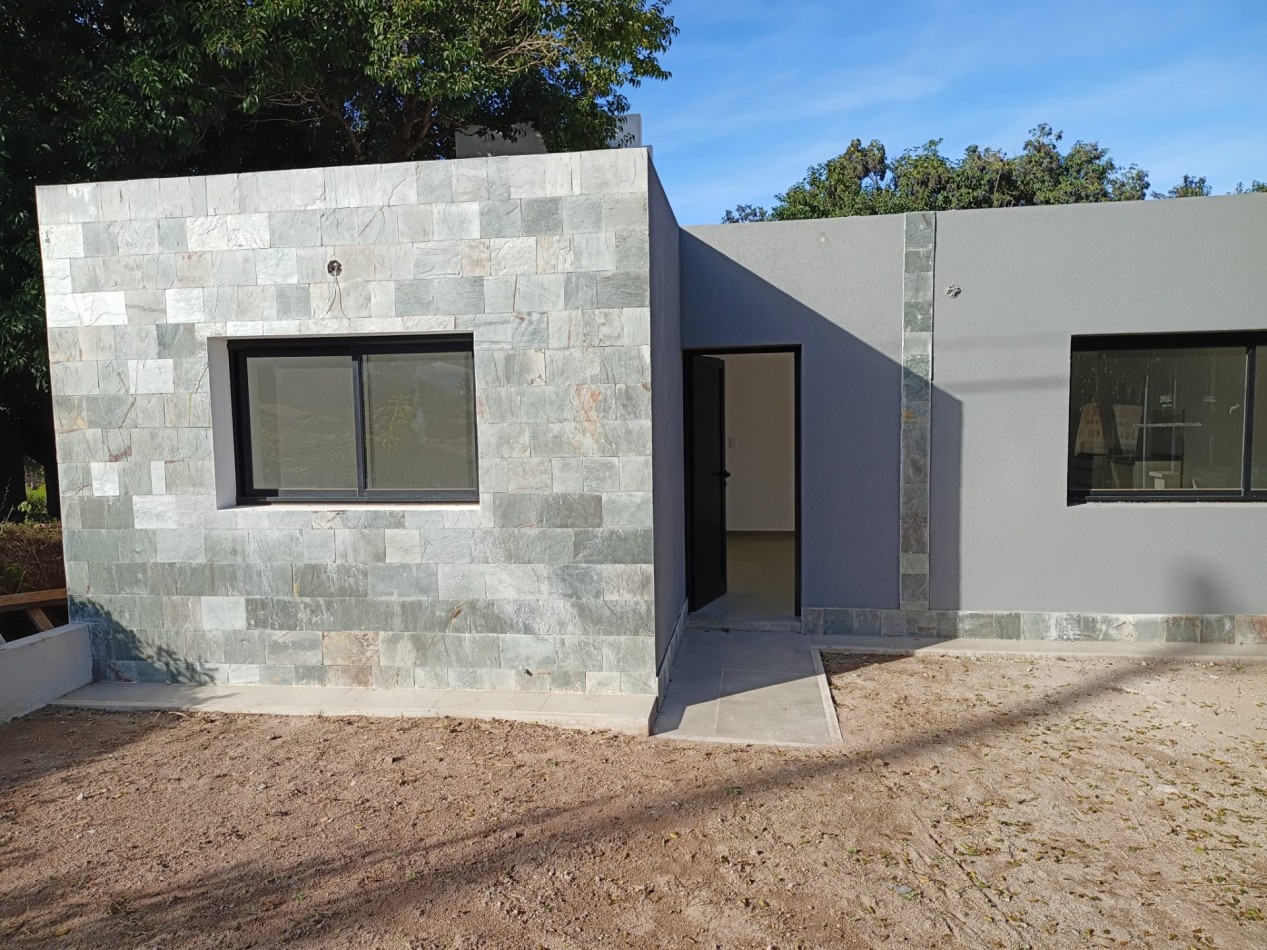 ALQUILO CASA 2 DORM. B° VILLA CATALINA. A ESTRENAR.