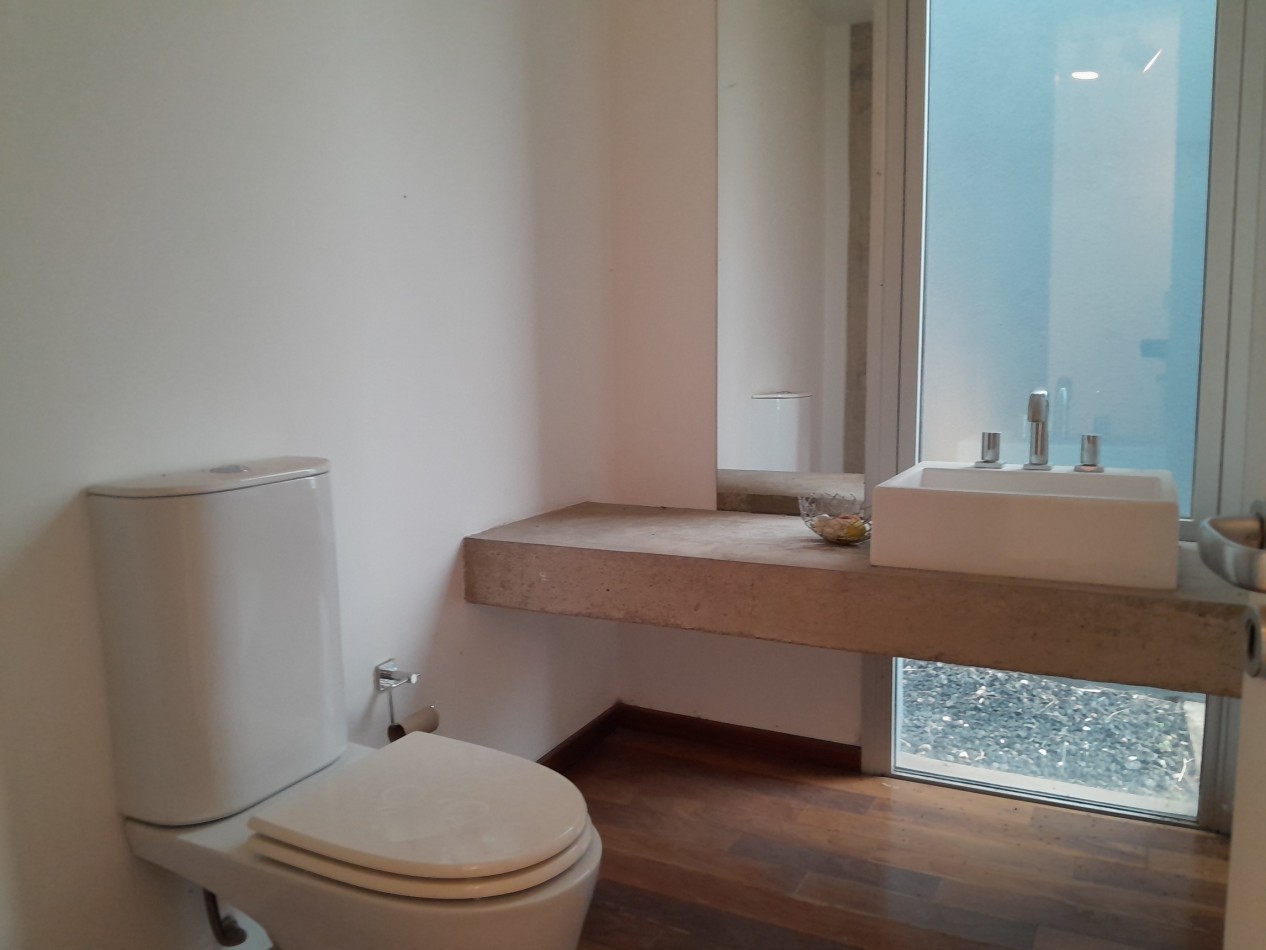 VENDO MODERNA CASA DE 3 DORMITORIOS SAN ISIDRO COUNTRY