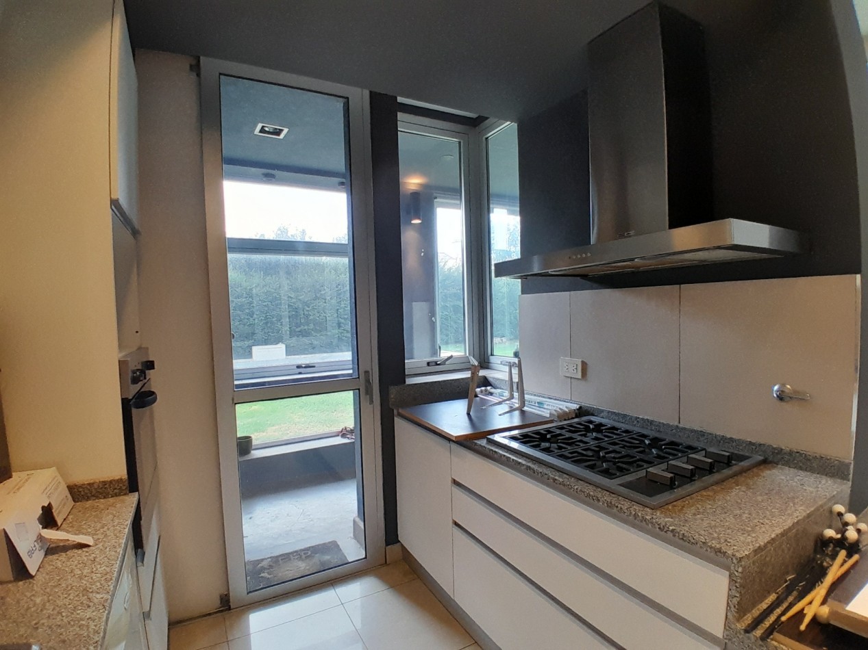 VENDO MODERNA CASA DE 3 DORMITORIOS SAN ISIDRO COUNTRY