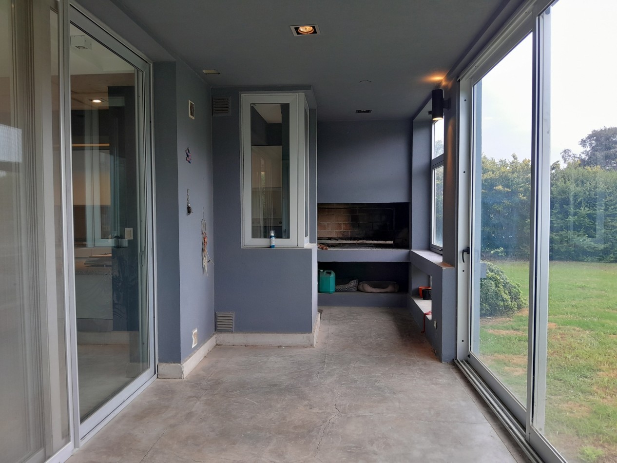 VENDO MODERNA CASA DE 3 DORMITORIOS SAN ISIDRO COUNTRY