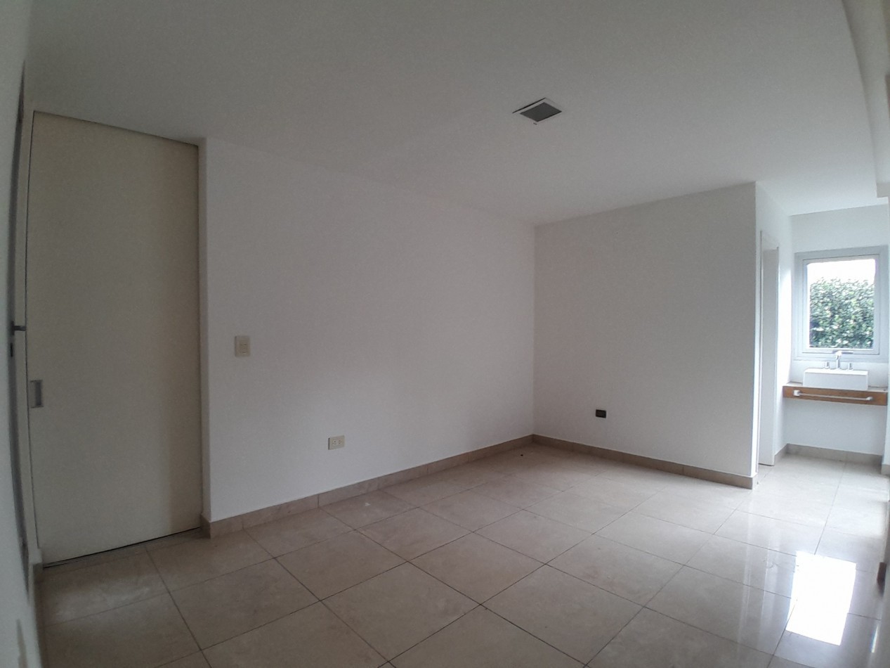 VENDO MODERNA CASA DE 3 DORMITORIOS SAN ISIDRO COUNTRY