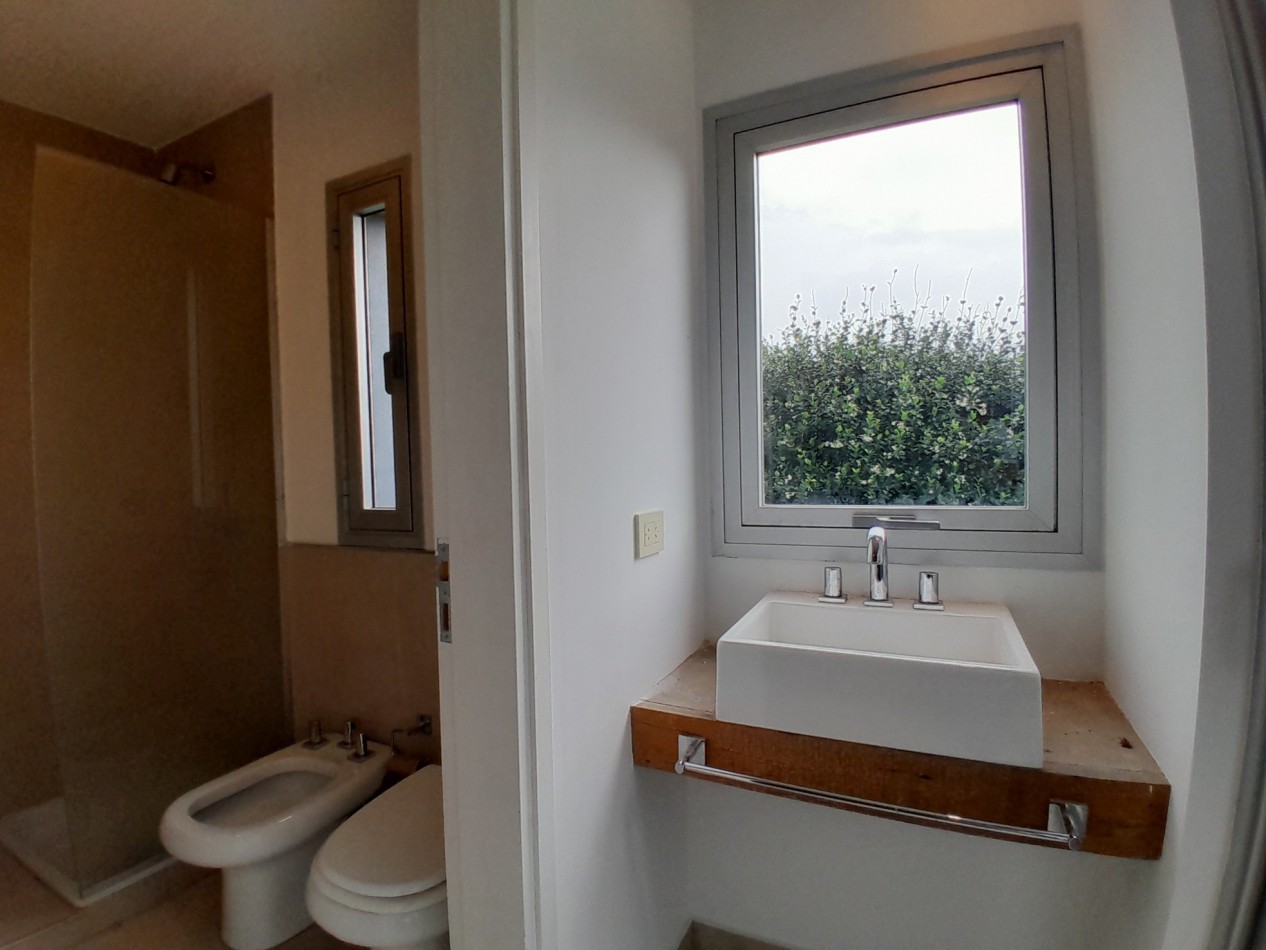 VENDO MODERNA CASA DE 3 DORMITORIOS SAN ISIDRO COUNTRY