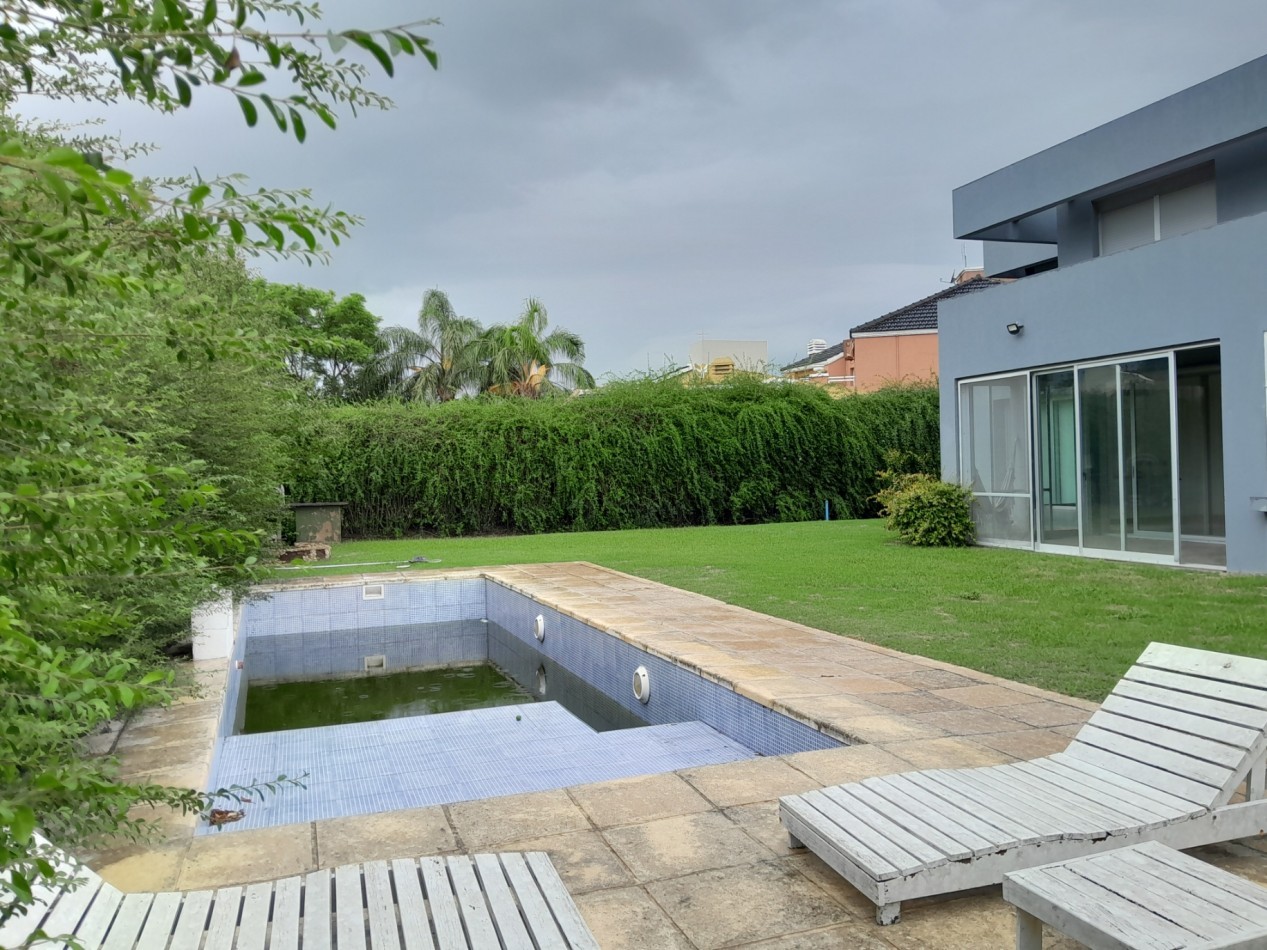 VENDO MODERNA CASA DE 3 DORMITORIOS SAN ISIDRO COUNTRY