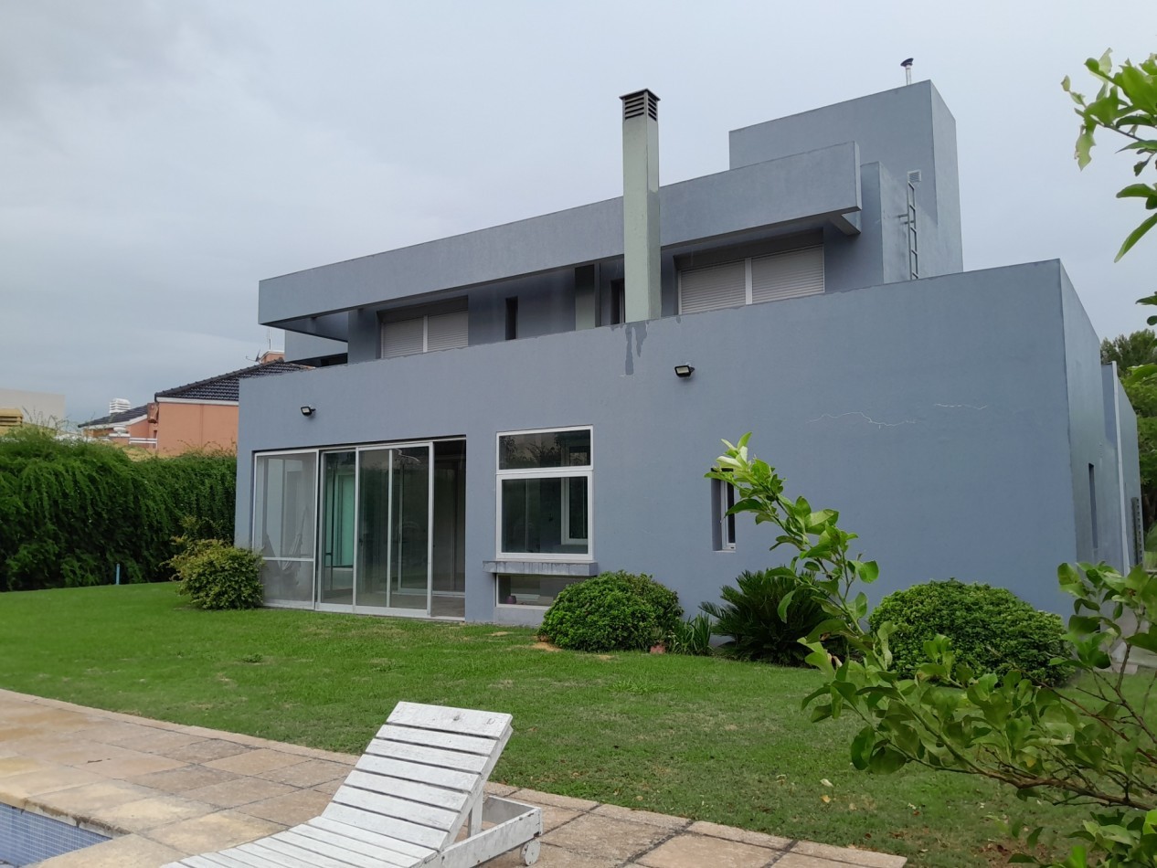 VENDO MODERNA CASA DE 3 DORMITORIOS SAN ISIDRO COUNTRY