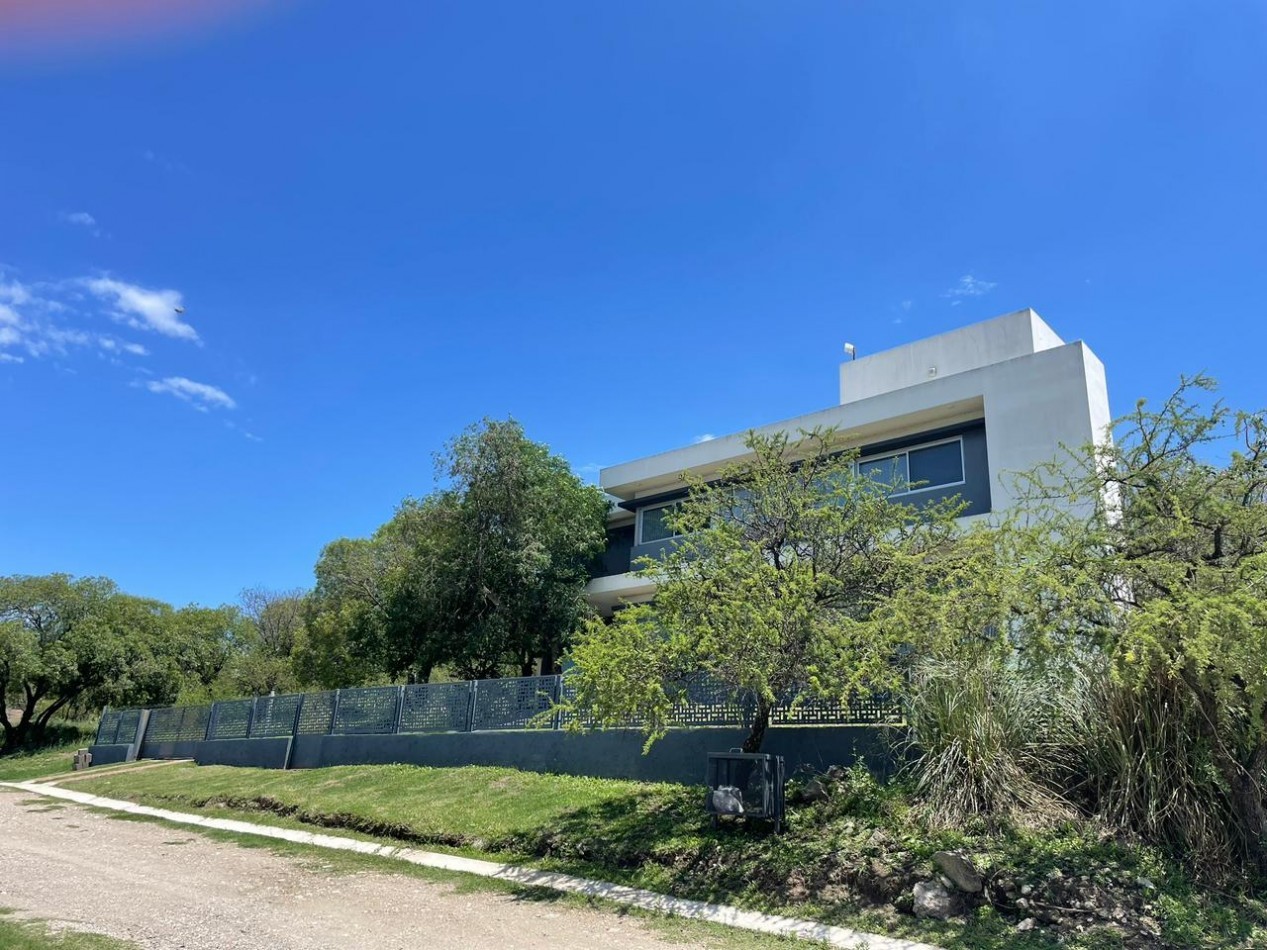 Alquiler Casa de 3 dorm. Semi-Amoblada en Country Tierralta - Barrancas del Sol Este