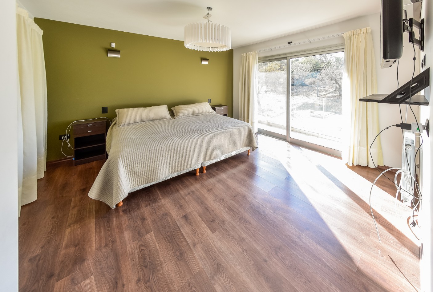 Alquiler Casa de 3 dorm. Semi-Amoblada en Country Tierralta - Barrancas del Sol Este