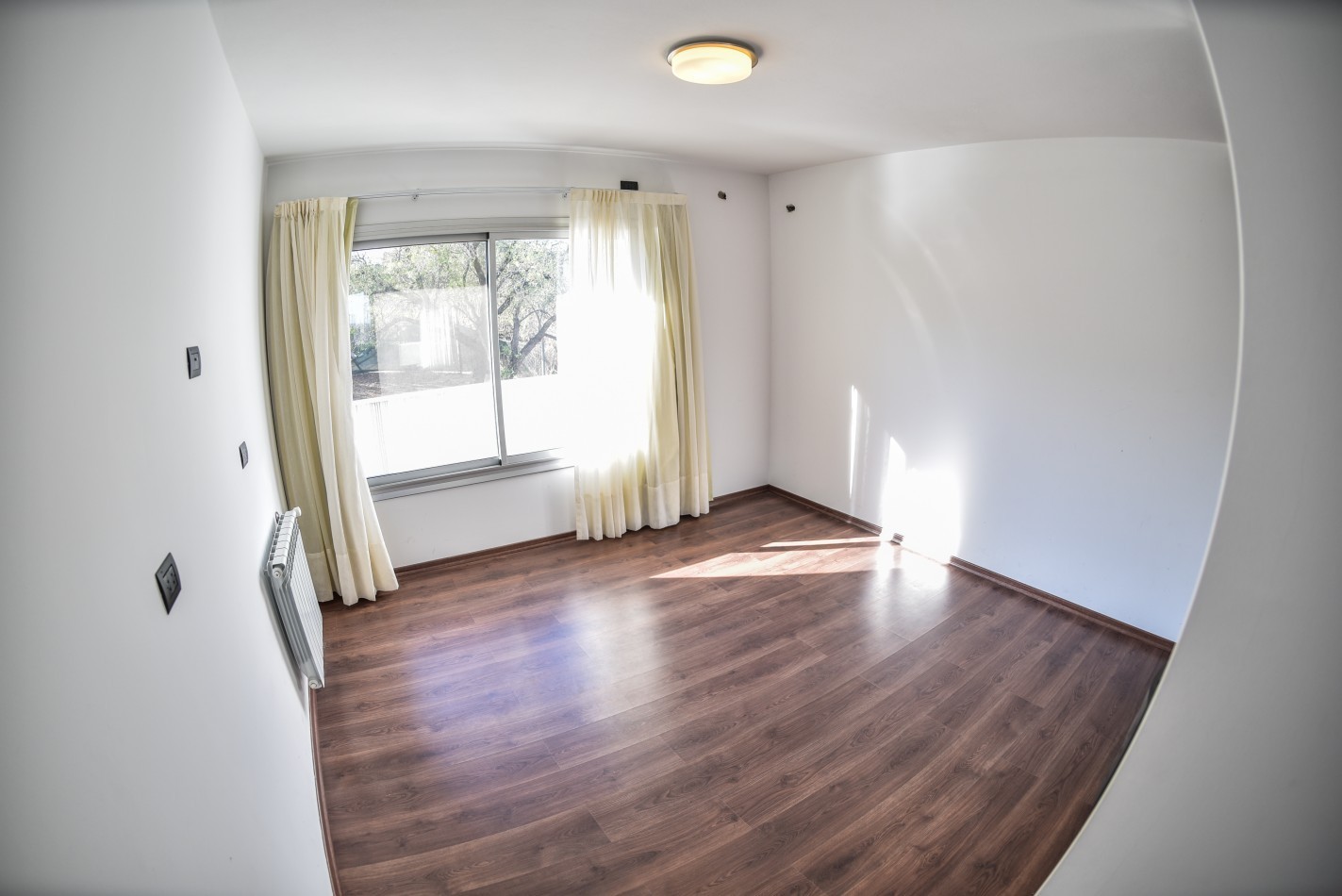 Alquiler Casa de 3 dorm. Semi-Amoblada en Country Tierralta - Barrancas del Sol Este